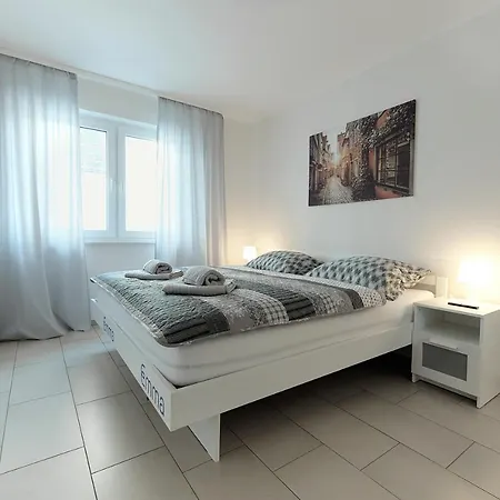Modern Wohnen I Smart Tv I Terrasse I 2x Parkplatz I 2 Schlafzimmer I 6 Schlafplaetze *