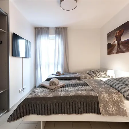 Modern Wohnen I Smart Tv I Terrasse I 2x Parkplatz I 2 Schlafzimmer I 6 Schlafplaetze