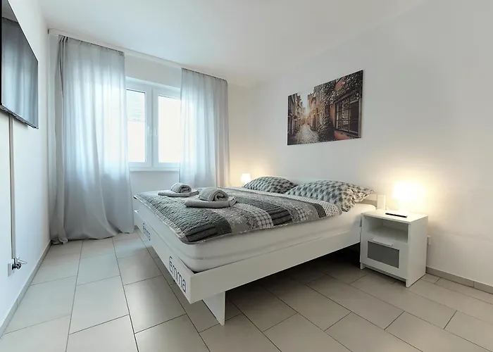 Modern Wohnen I Smart Tv I Terrasse I 2x Parkplatz I 2 Schlafzimmer I 6 Schlafplaetze *